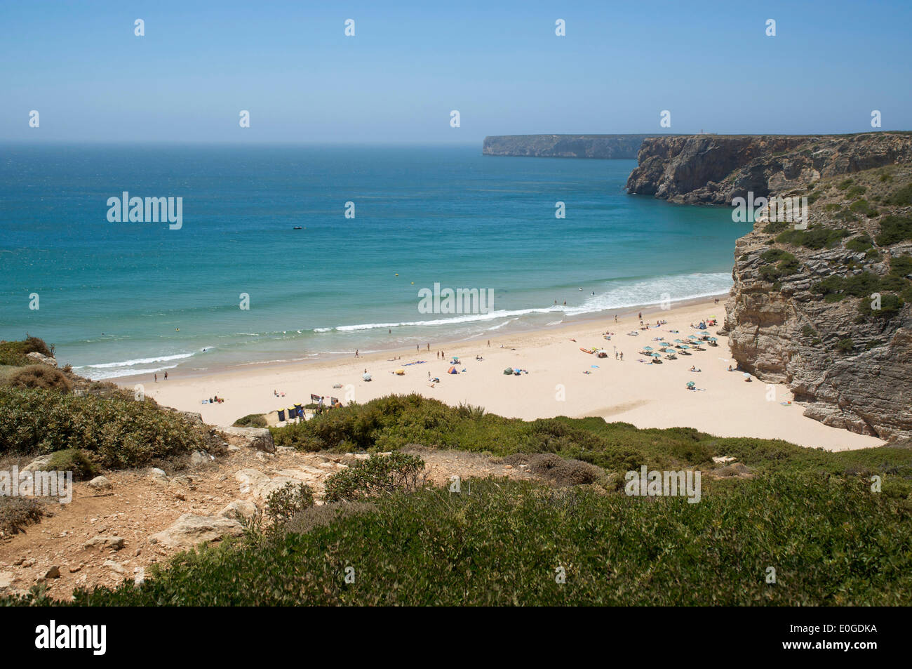 Cove tra le scogliere con spiaggia, Cabo de Sao Vicente, Oceano Atlantico, Algarve, Portogallo, Europa Foto Stock