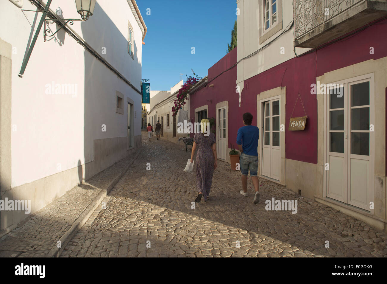 Strada stretta con poche persone in Loule, Algarve, Portogallo, Europa Foto Stock