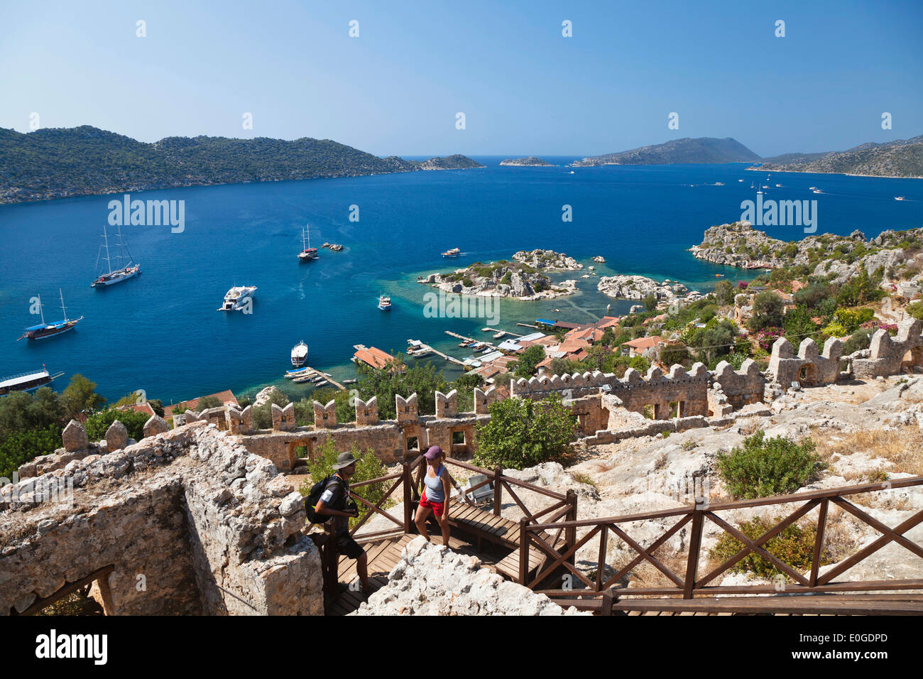 Simena con Kalekoy castello, vista la città sommersa di Kekova, lycian coast, Mare mediterraneo, Turchia Foto Stock