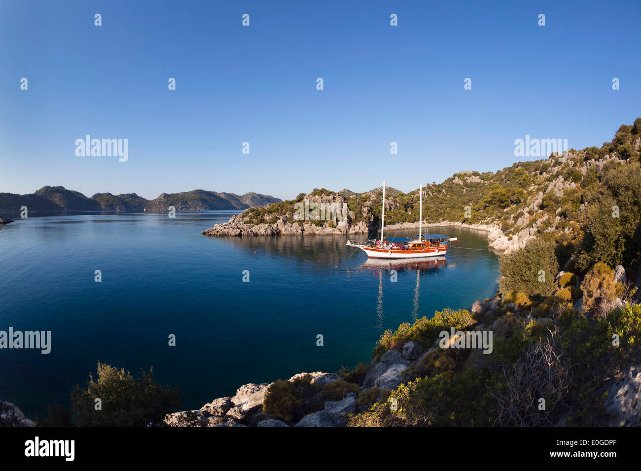 Barca a vela ancoraggio in pittoresca baia vicino Kekova e Simena, lycian coast, Lycia, Mare mediterraneo, Turchia, Asia Foto Stock