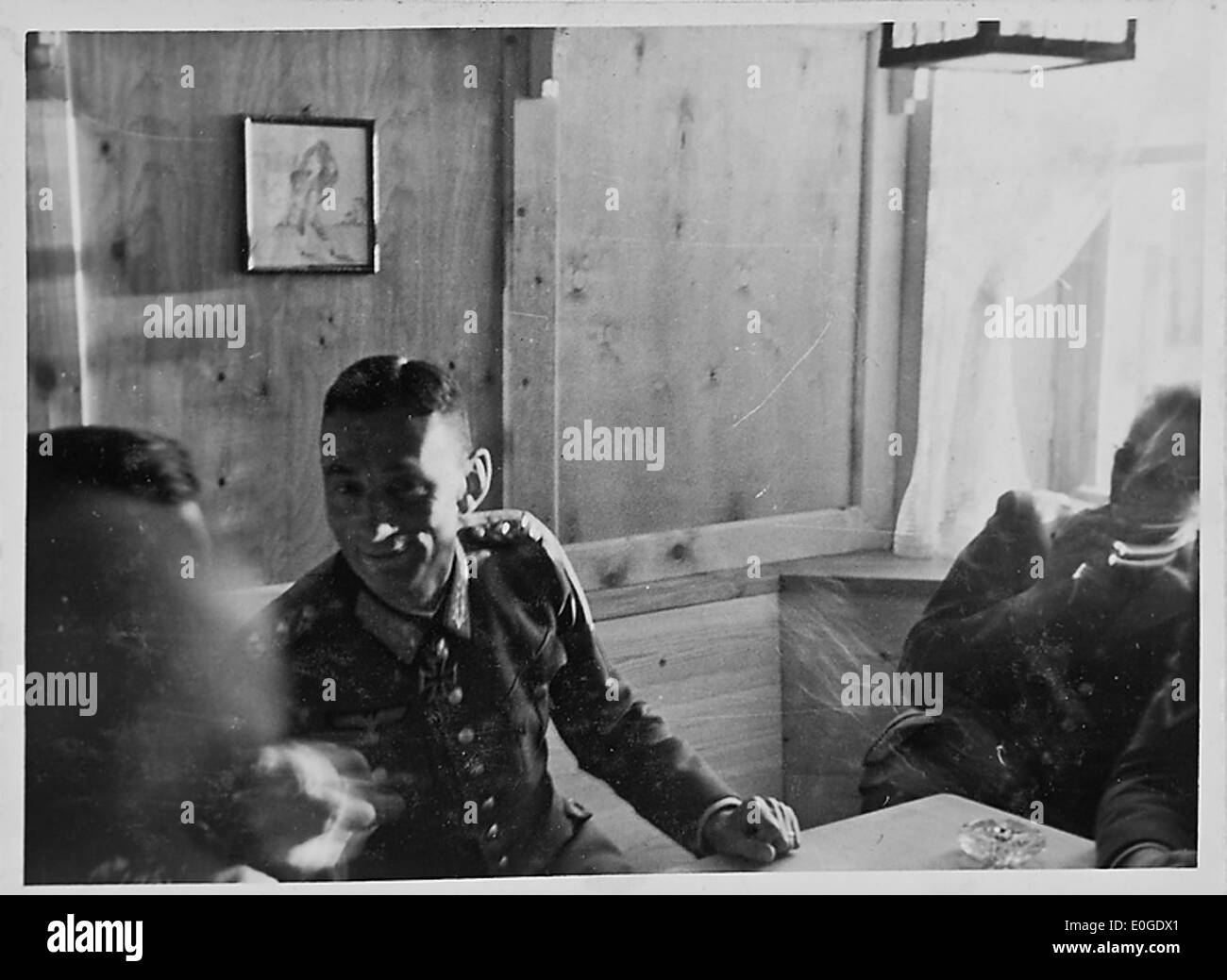 Una foto dell'epoca della seconda guerra mondiale che mostra lo sfondo rurale della Norvegia durante il periodo di occupazione. L'immagine mette in risalto l'ambiente naturale circostante e la vita quotidiana in mezzo al contesto bellico. Foto Stock