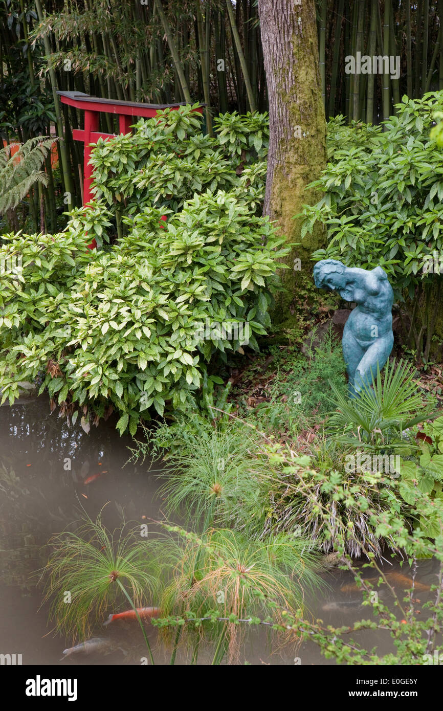 Cinese e di gate Auguste Rodin scultura in uno stagno a Andre Hellers' giardino, Giardino Botanico, Gardone Riviera sul lago di Garda, Lom Foto Stock