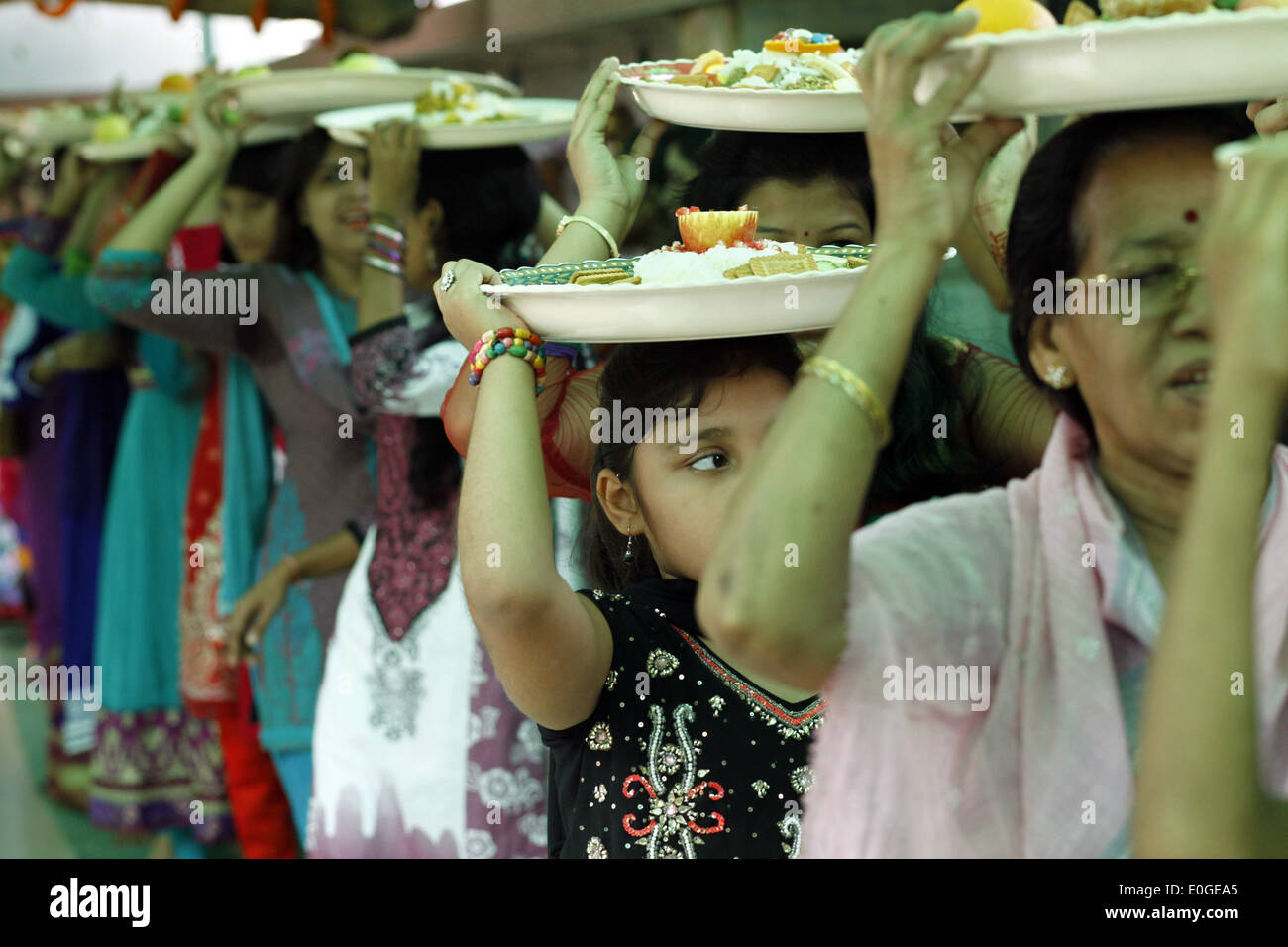 Dacca in Bangladesh. 13 Maggio, 2014. Il Buddha Purnima, la più grande festa religiosa della comunità buddista si è celebrato in tutto il paese.In questo giorno santo, il Buddha è nato come Siddartha Gautam in Kopilabostu dello stato indiano del Bihar in circa 563 A.C., raggiunto l'illuminazione all'età di 35 (528 a.C.) ed infine abbracciato "nirvana" all'età di 80 (483 a.C.).I programmi includono il sollevamento del nazionale e bandiere religiose in cima a tutti i monasteri e recita dal sacro versetti del Tripitak e rottura di fast dai monaci.Secondo la religione buddista, Buddha era in Foto Stock