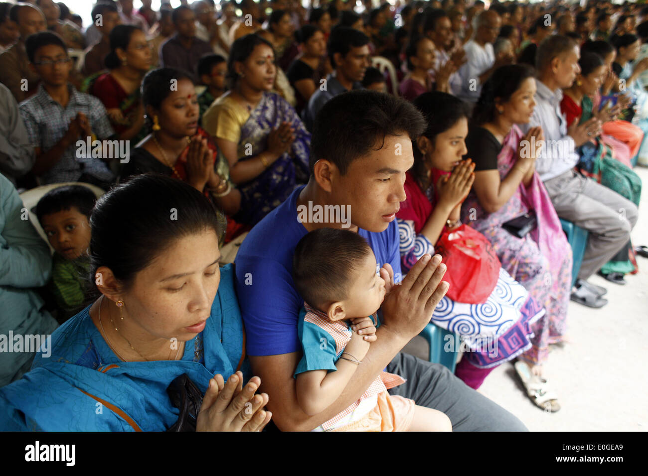 Dacca in Bangladesh. 13 Maggio, 2014. Il Buddha Purnima, la più grande festa religiosa della comunità buddista si è celebrato in tutto il paese.In questo giorno santo, il Buddha è nato come Siddartha Gautam in Kopilabostu dello stato indiano del Bihar in circa 563 A.C., raggiunto l'illuminazione all'età di 35 (528 a.C.) ed infine abbracciato "nirvana" all'età di 80 (483 a.C.).I programmi includono il sollevamento del nazionale e bandiere religiose in cima a tutti i monasteri e recita dal sacro versetti del Tripitak e rottura di fast dai monaci.Secondo la religione buddista, Buddha era in Foto Stock