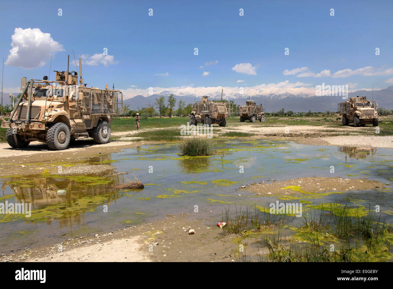 US Army miniera resistente ed agguato veicoli protetto fornisce la sicurezza durante una visita umanitaria ad un villaggio Aprile 23, 2014 in provincia di Parwan, Afghanistan. Foto Stock