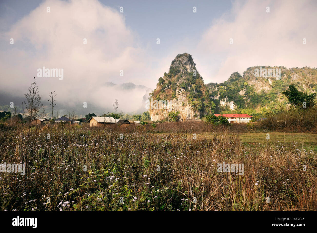 Grotte del Pathet Lao sotto la nebbia e nuvole, la storia del comunismo, Vieng Xai vicino a Xam Neua, altopiani, Laos Foto Stock