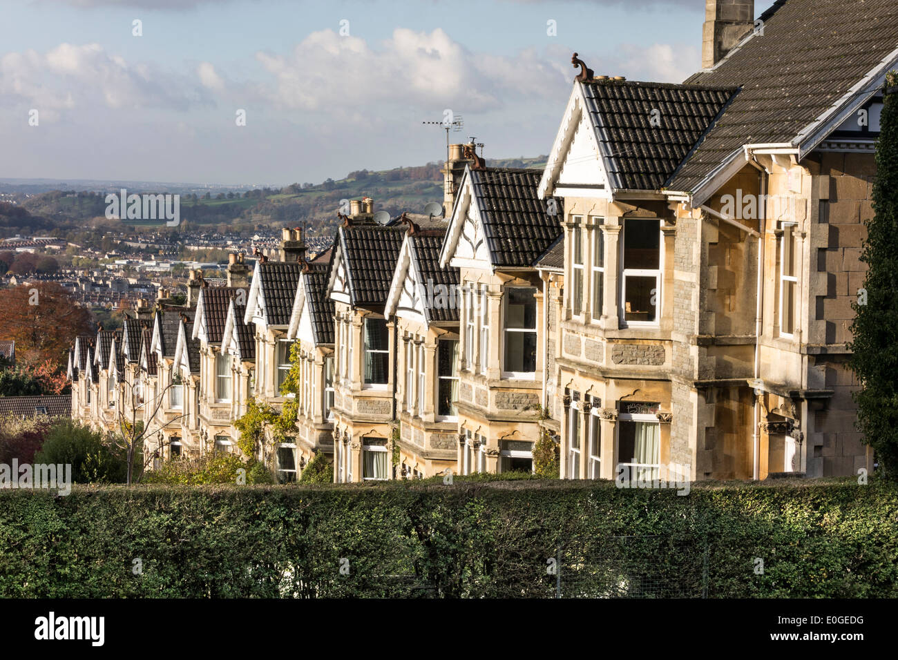 Una fila di case a schiera sulla collina vicino Alexandra Park della città di Bath, Somerset, Regno Unito Foto Stock