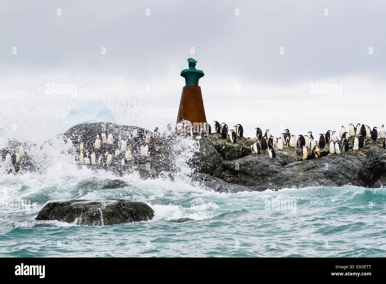 Monumento con il cileno Lt. Luis Pardo al punto selvaggio, Shackleton Expedition, elefante isola, a sud le isole Shetland, Antartico Pe Foto Stock