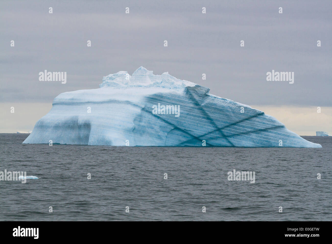 Blu iceberg con Laurie Island, Washington stretto, Orcadi del Sud, Oceano Meridionale, Antartide Foto Stock
