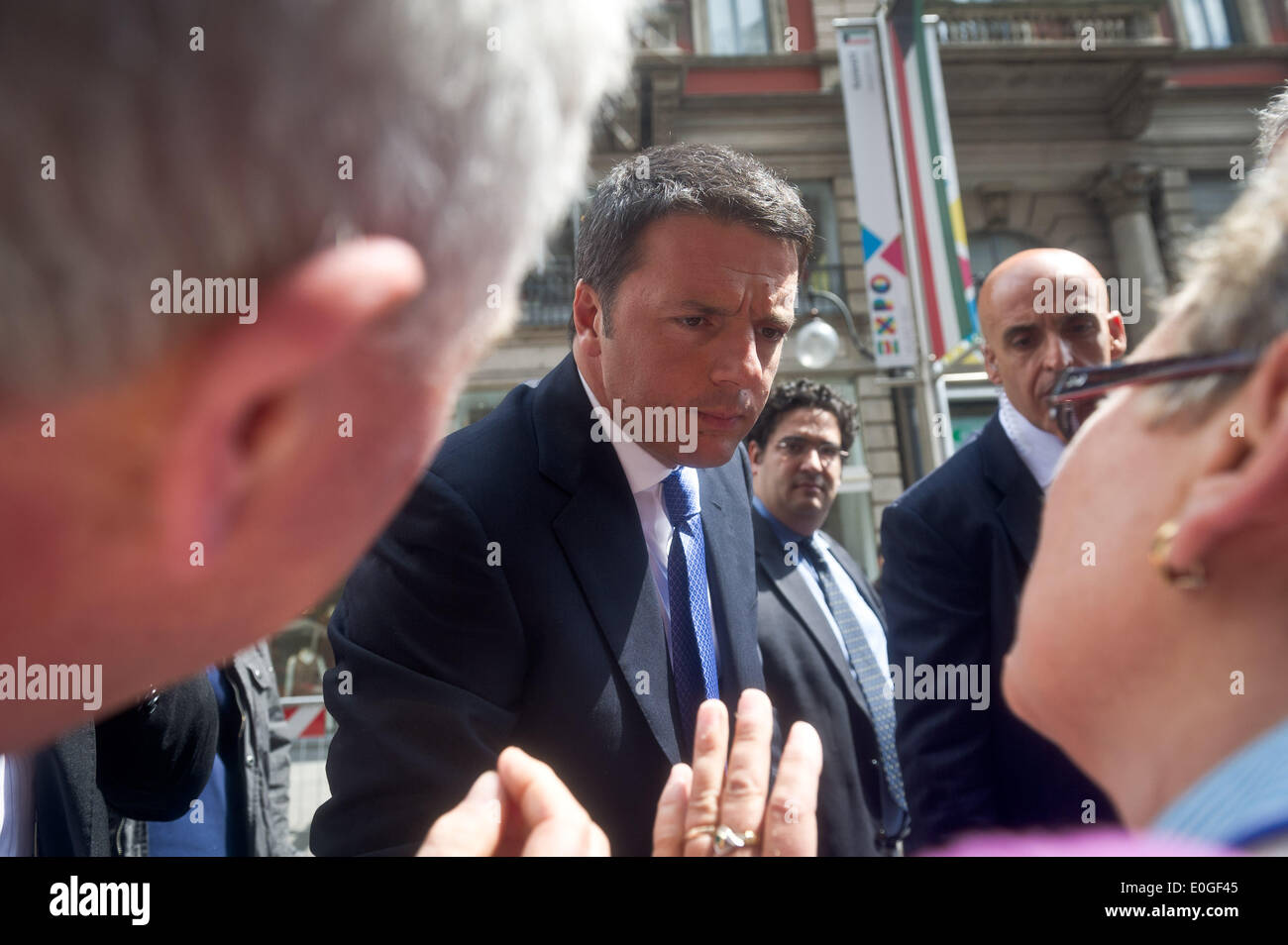 Milano, Italia. 13 Maggio, 2014. Matteo Renzi (PD) scuote le mani per cittadini durante il primo italiano Presidente Matteo Renzi a Milano per EXPO, il 13 maggio 2014. Credito: Adamo di Loreto/NurPhoto/ZUMAPRESS.com/Alamy Live News Foto Stock