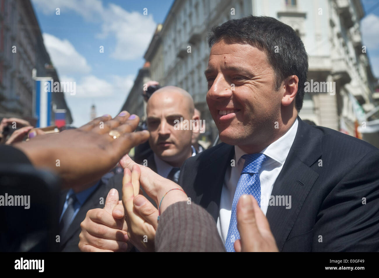 Milano, Italia. 13 Maggio, 2014. Matteo Renzi (PD) scuote le mani per cittadini durante il primo italiano Presidente Matteo Renzi a Milano per EXPO, il 13 maggio 2014. Credito: Adamo di Loreto/NurPhoto/ZUMAPRESS.com/Alamy Live News Foto Stock