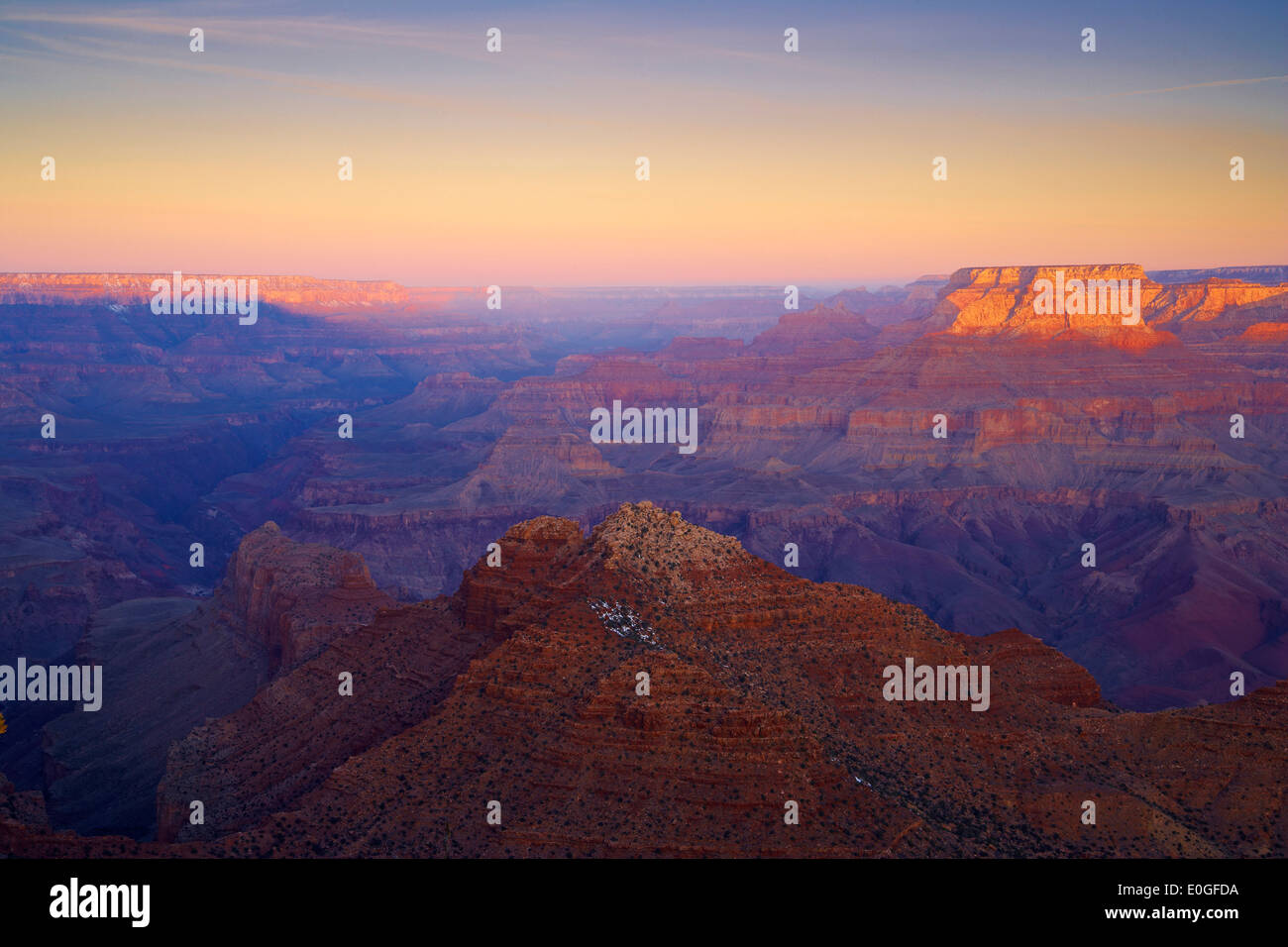 Vista dalla vista del deserto attraverso il Grand Canyon presso sunrise, South Rim, il Parco Nazionale del Grand Canyon, Arizona, Stati Uniti d'America, America Foto Stock