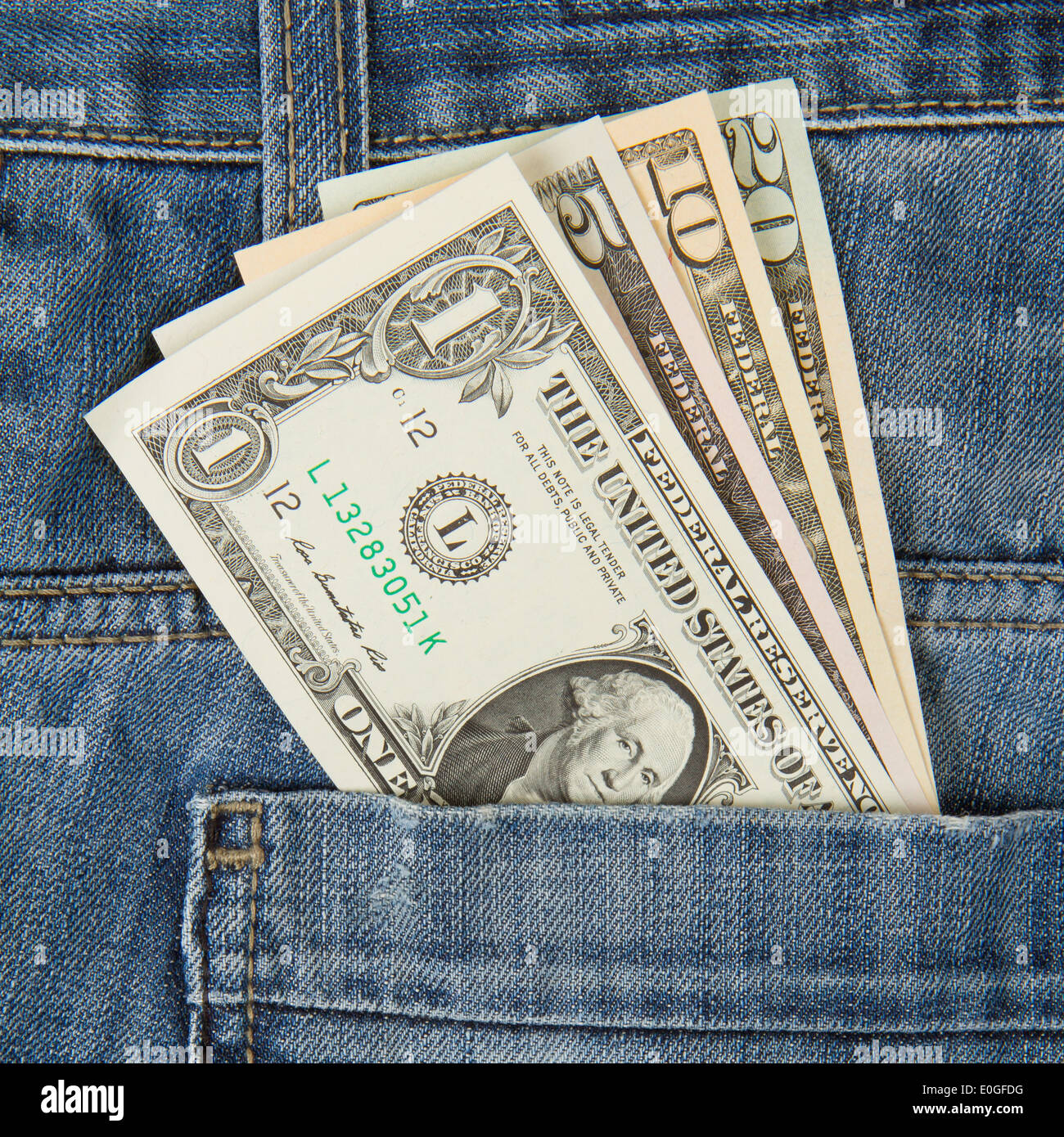 Macro shot di jeans alla moda con american quattro diverse fatture del dollaro sul suo Pocket Foto Stock