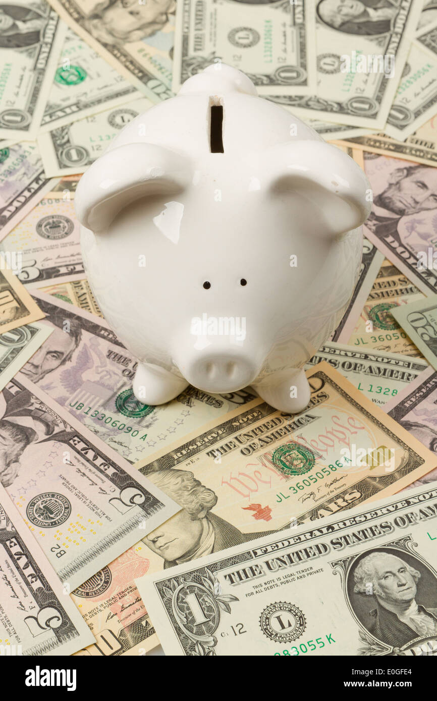 Salvadanaio su 1 ,5, 10 e 20 le fatture del dollaro Foto Stock