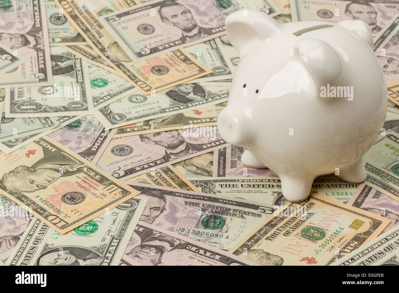 Salvadanaio su 1 ,5, 10 e 20 le fatture del dollaro Foto Stock