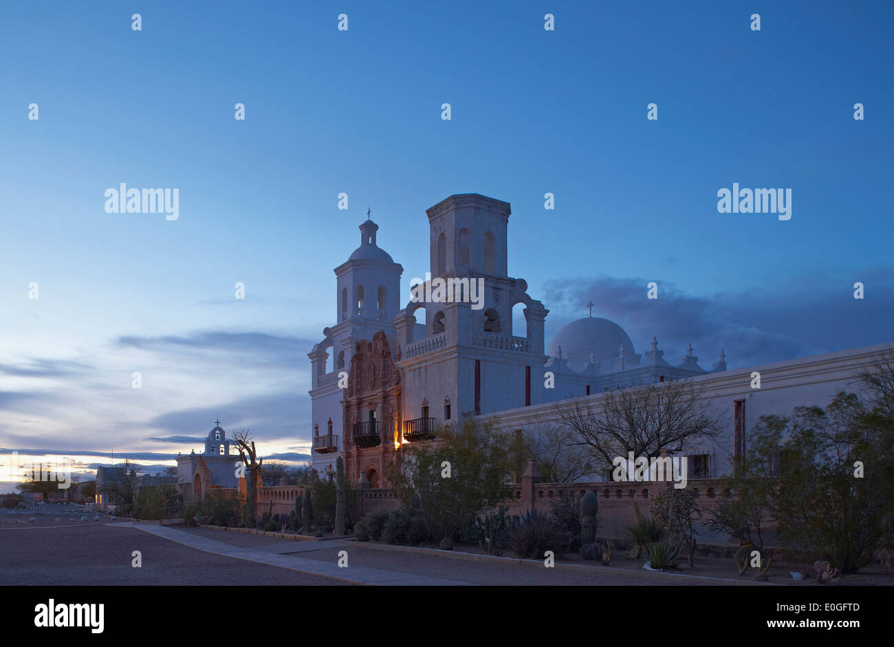 La missione di San Xavier del Bac in serata, Tucson, del Deserto di Sonora, Arizona, Stati Uniti d'America, America Foto Stock