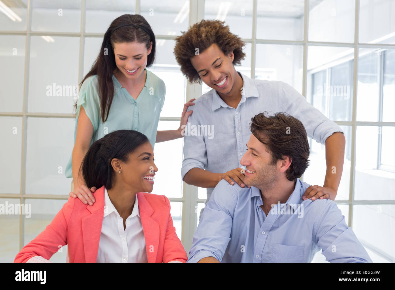 Per congratularmi con i colleghi di lavoro e lodando ogni altro Foto Stock