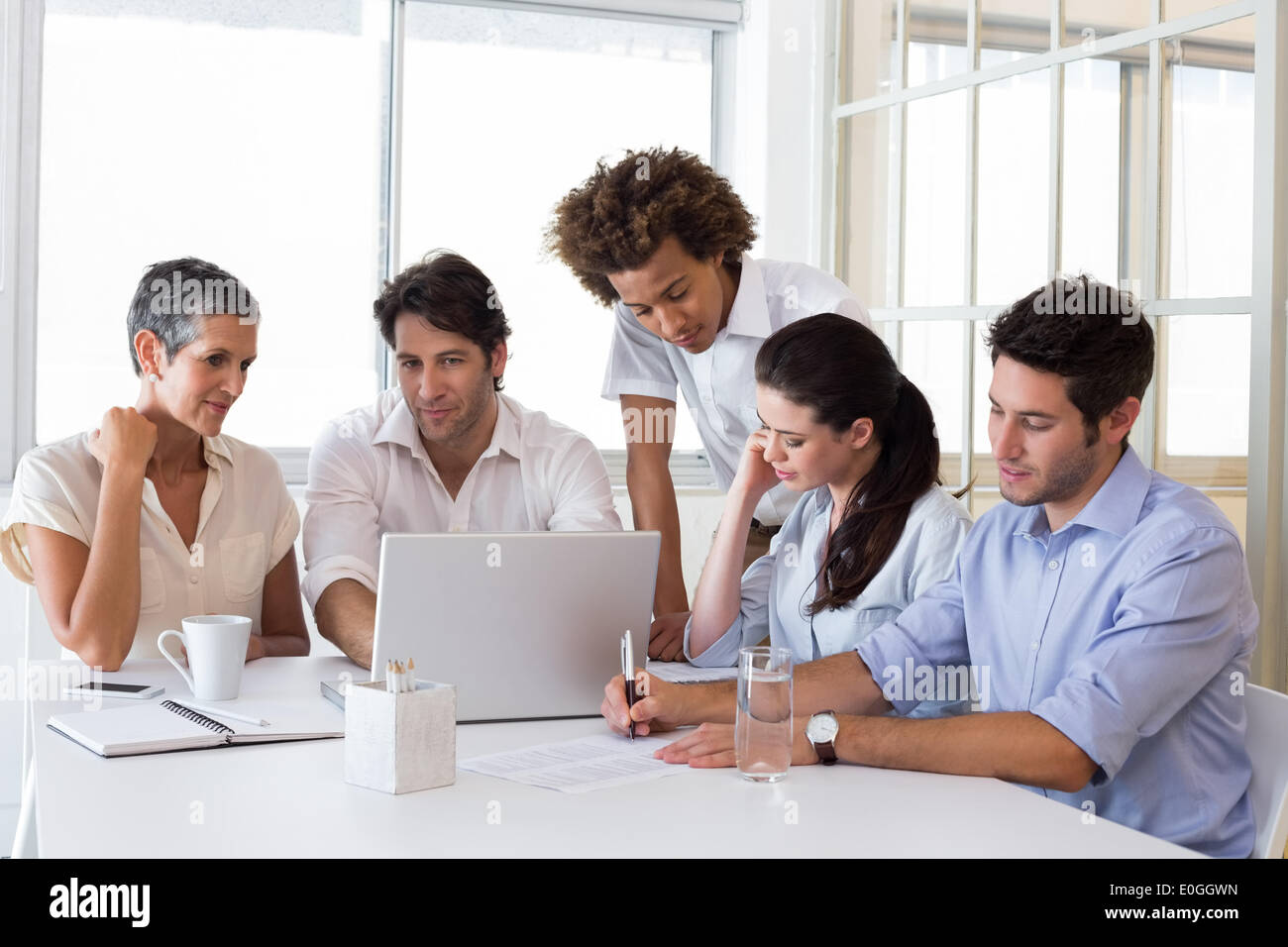 Attraente la gente di affari lavorando duro sui piani Foto Stock