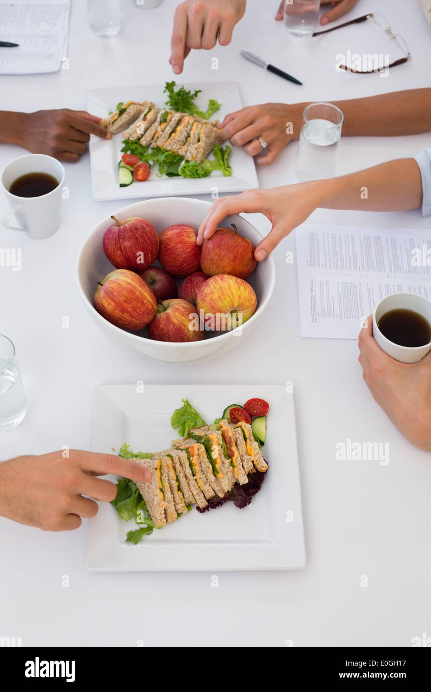 Lavoratori mangiare sano a pranzo durante la riunione Foto Stock