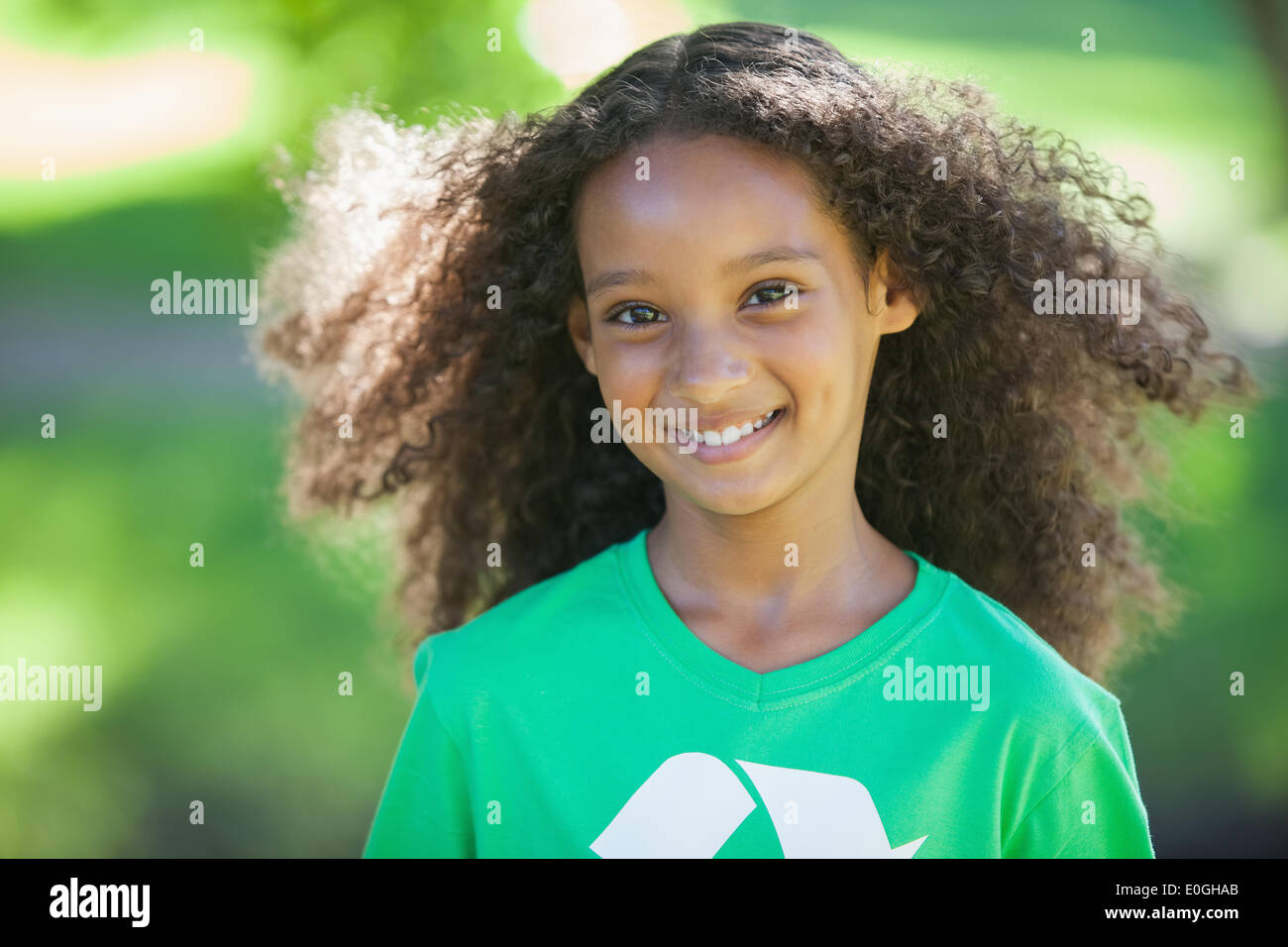 Giovane attivista ambientale sorridente verso la telecamera Foto Stock