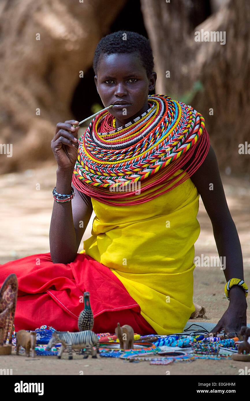 Samburu donna e qui shop. Foto dal Distretto Samburu, Kenya., Samburu donna e il suo negozio. Foto da Samburu Distric Foto Stock