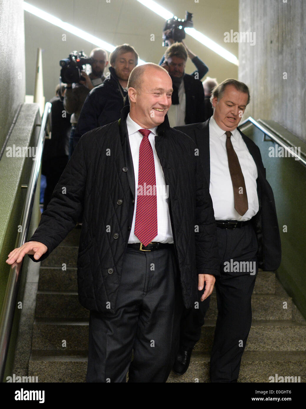 Monaco di Baviera, Germania. 13 Maggio, 2014. Ex amministratore delegato della BayernLB, Gerhard Gribkowsky (L), testimonianza nella prova di Ecclestone, e il suo avvocato Daniel Amelung lascia l'aula alla pausa pranzo nella corte distrettuale di Monaco di Baviera, Germania, il 13 maggio 2014. Ex amministratore delegato della BayernLB sorpresi la corte con le sue dichiarazioni sul Venerdì. Egli ha sostenuto Ecclestone tride di corrompere lui più volte. Ecclestone è accusata di pagare un ex membro del consiglio di amministrazione della BayernLB 44 milioni di euro in bustarelle e tenendo una grande parte di tale somma indietro dalla BayernLB come un consulente della Commissione. Foto: Andreas Gebert/dpa/Alamy Live News Foto Stock