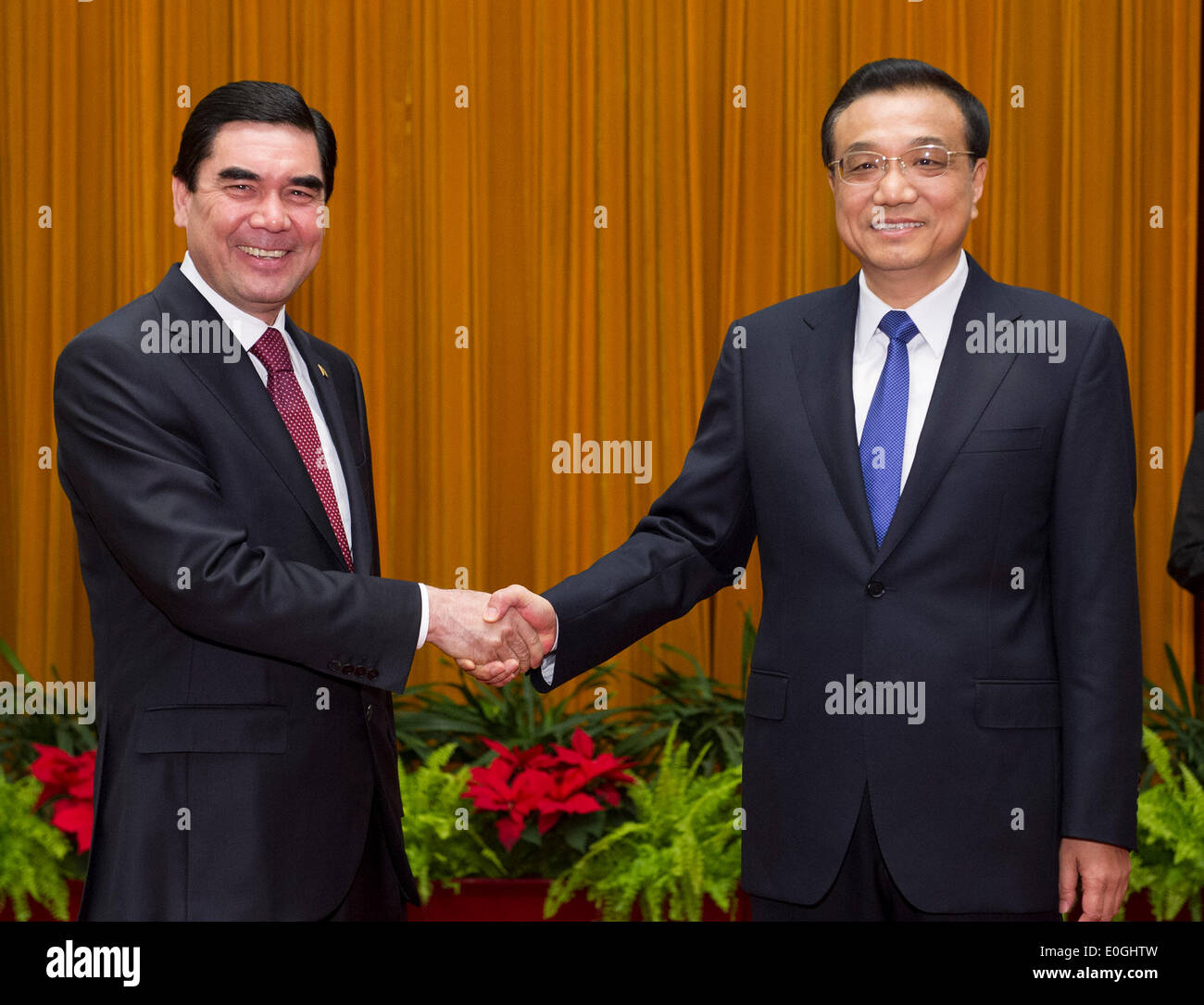 Pechino, Cina. 13 Maggio, 2014. Il premier cinese LI Keqiang (R) soddisfa con visita Presidente turkmeno Gurbanguly Berdymukhamedov a Pechino Capitale della Cina, 13 maggio 2014. © Huang Jingwen/Xinhua/Alamy Live News Foto Stock