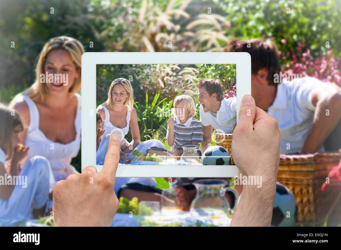 Immagine composita della mano che tiene un tablet pc Foto Stock