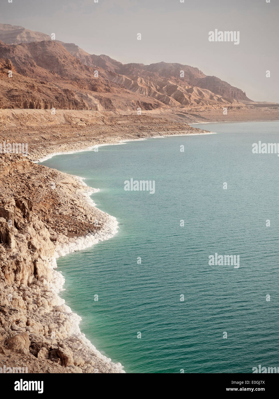 Deposito di sale lungo la riva del Mar Morto e ruvide rocce, Giordania, Medio Oriente e Asia Foto Stock