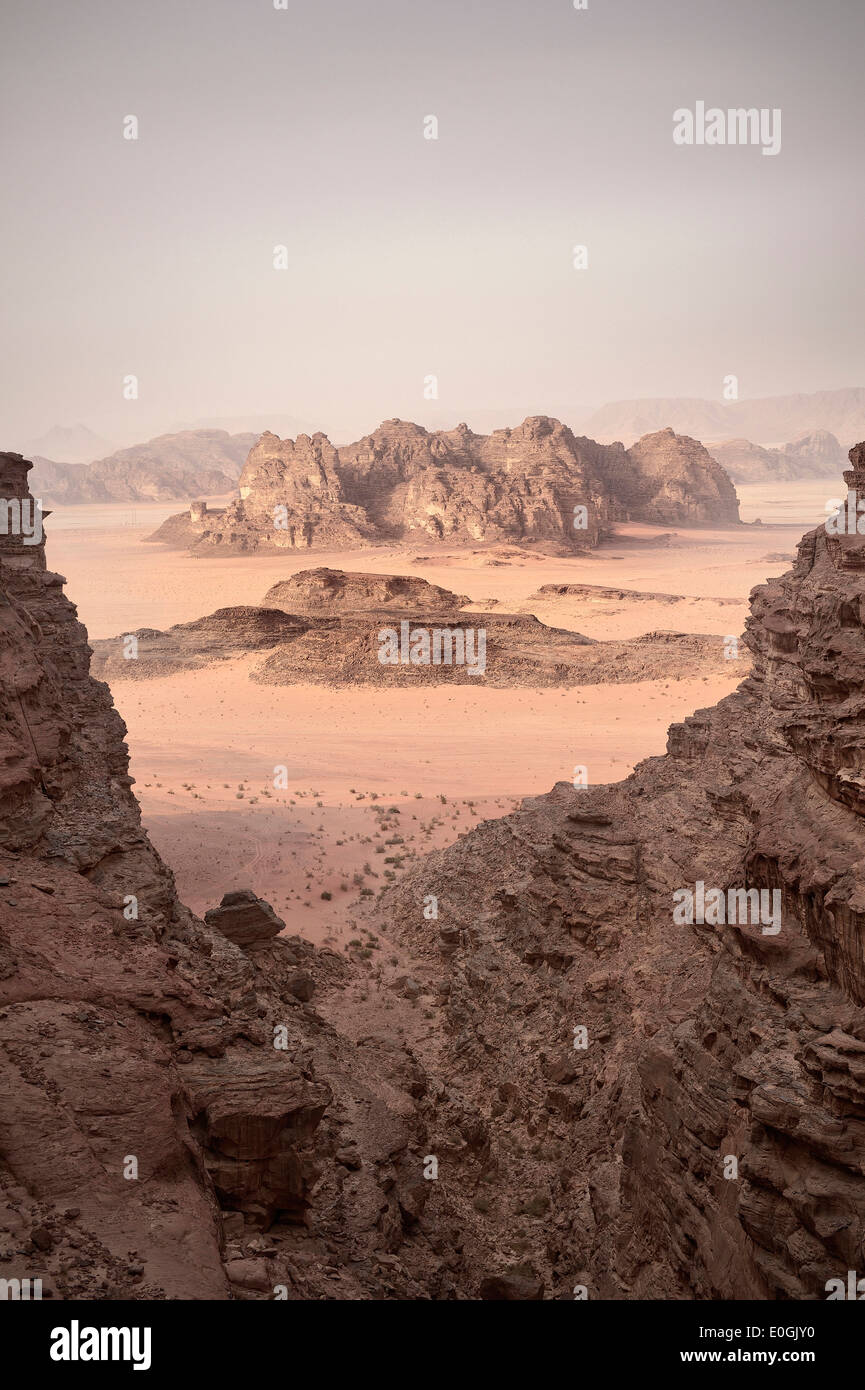 Vista mozzafiato di Wadi Rum, sette pilastri della saggezza di escursione, Giordania, Medio Oriente e Asia Foto Stock