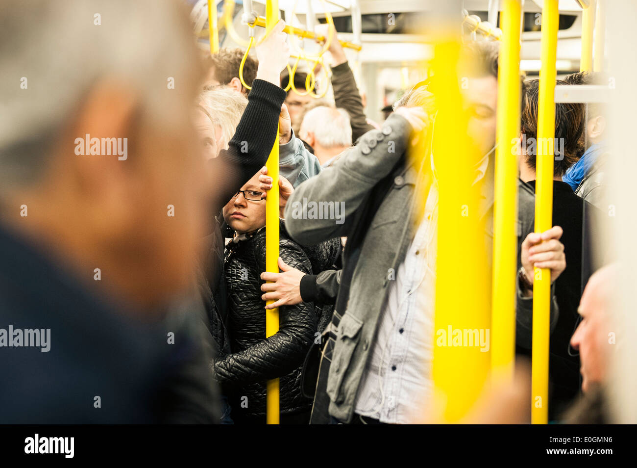 Un tubo impaccato il treno sulla metropolitana di Londra. Foto Stock