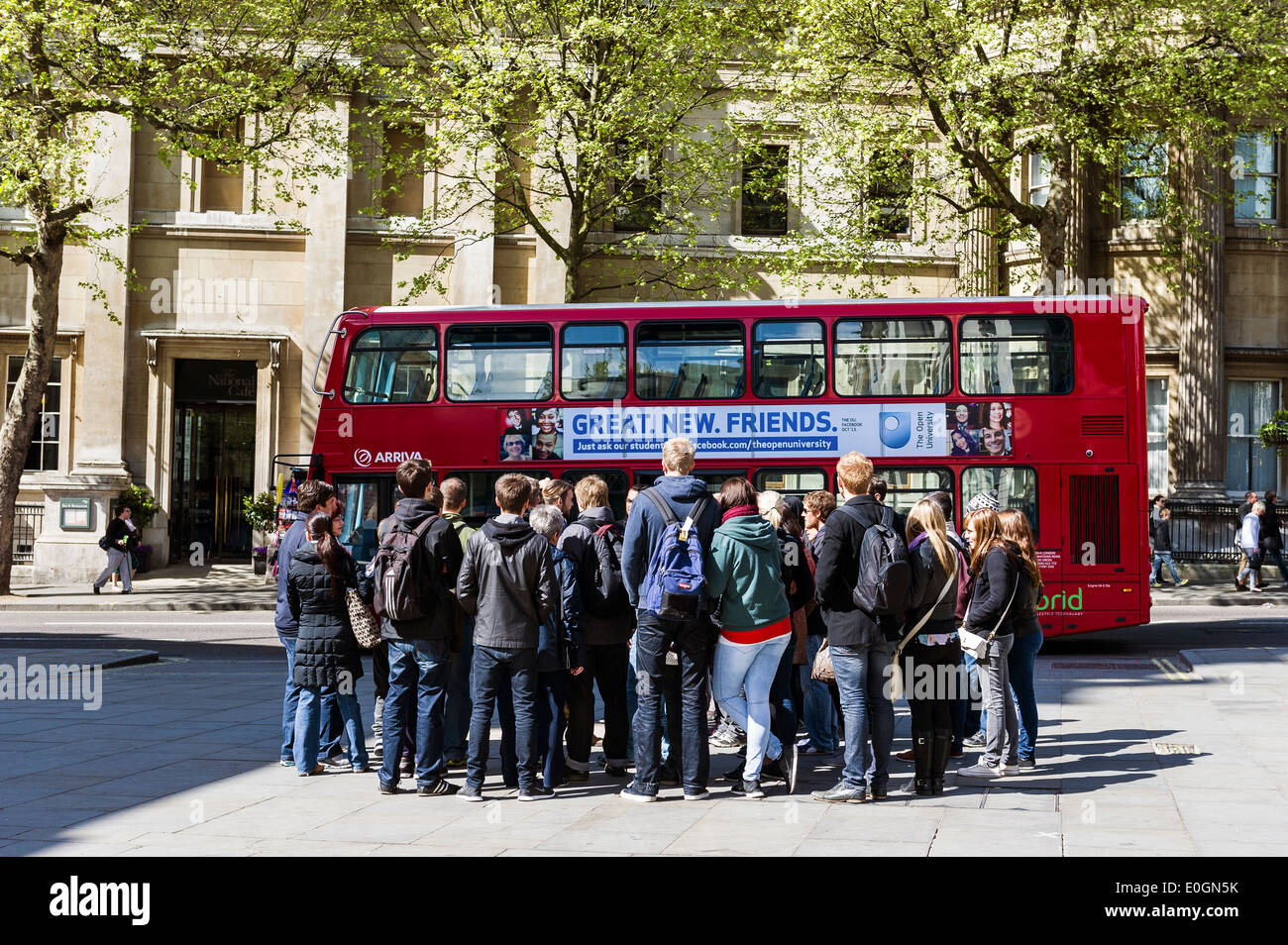 Un gruppo di studenti stranieri per un tour a piedi di Londra. Foto Stock