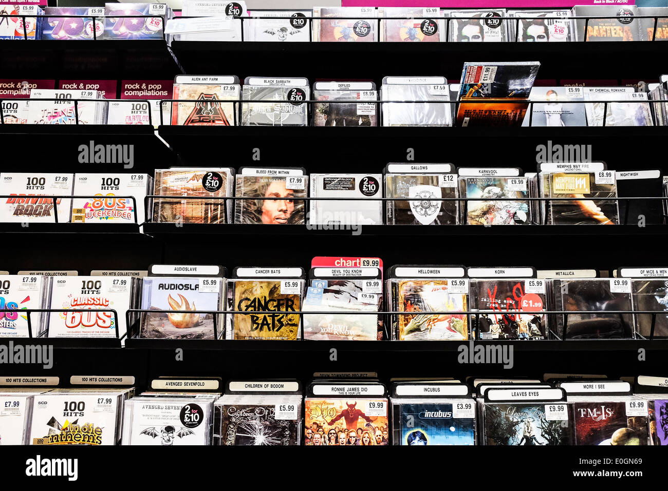 CD musicali in vendita in un negozio di musica nel Regno Unito. Foto Stock