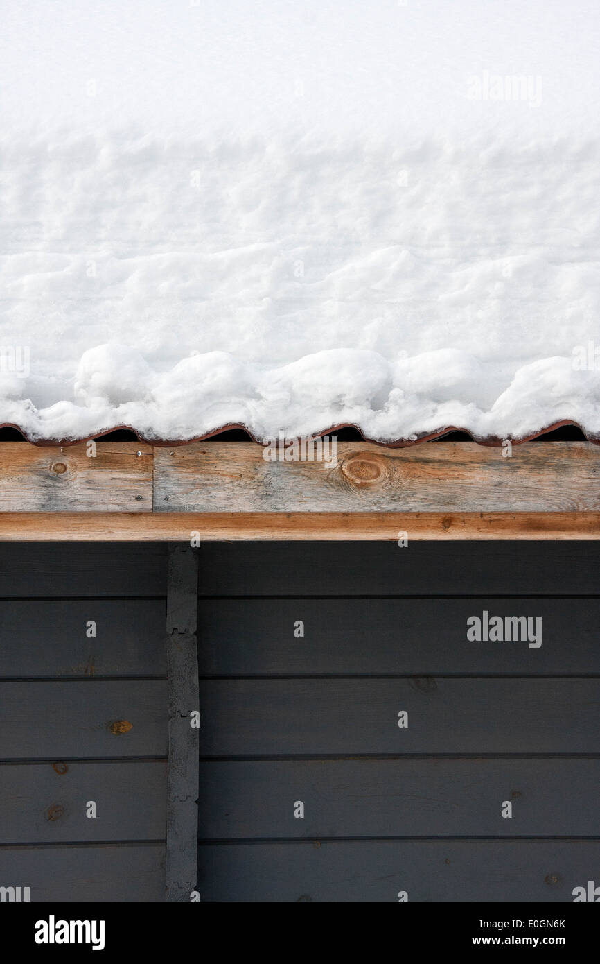 Coperta di neve tetto di chalet presso l'hotel di ghiaccio di Jukkasjarvi vicino a Kiruna, Svezia Foto Stock