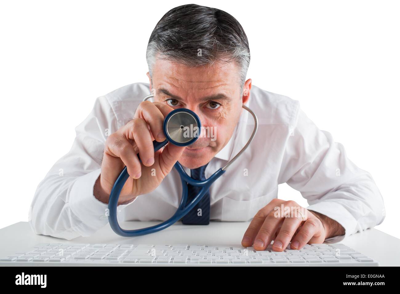 Imprenditore maturo Diagnostica in esecuzione con uno stetoscopio Foto Stock