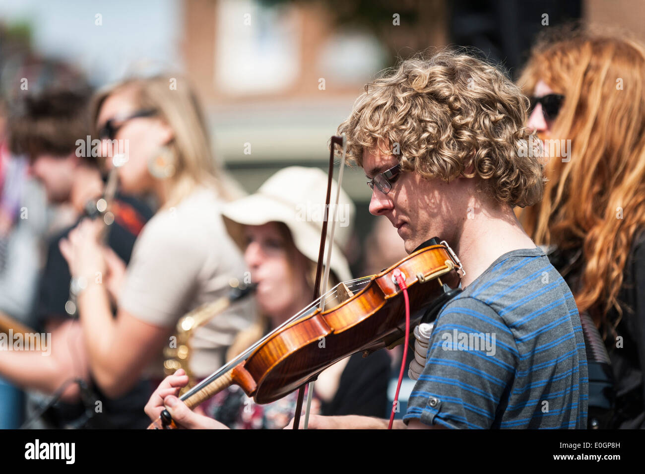 Un violinista fiddle player dal Folk e Ceilidh Band Threepenny Bit. Foto Stock