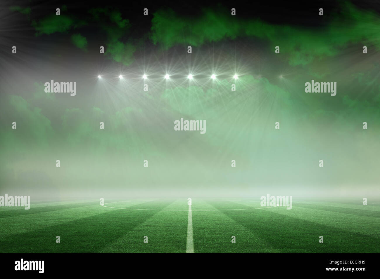 Campo di calcio sotto il cielo verde Foto Stock