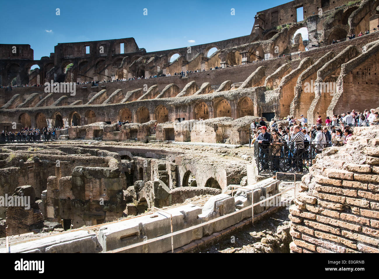 Roma,Italia-Aprile 17,2014:persone ammirare l'interno dell'antica Colosseo romano nella giornata di sole Foto Stock