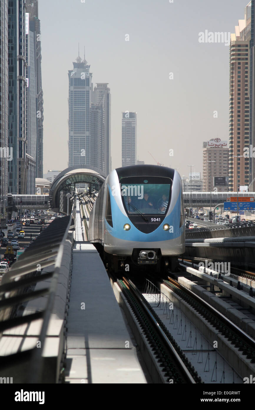 Passeggeri guardare fuori dalla finestra anteriore di un treno senza macchinista sulla linea rossa della metropolitana di Dubai in Dubai Emirati Arabi Uniti. Foto Stock