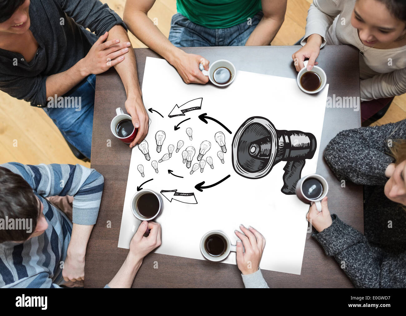 Immagine composita di persone sedute intorno al tavolo a bere il caffè Foto Stock
