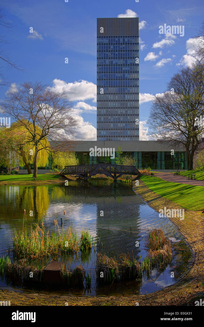 UK,South Yorkshire,Sheffield,Università di Sheffield Arts Tower e il Weston Park stagno Foto Stock