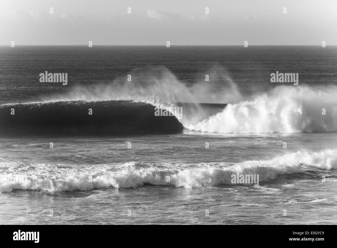 Oceano grandi onde si infrangono acqua si rigonfiano in vintage bianco nero seppia. Foto Stock