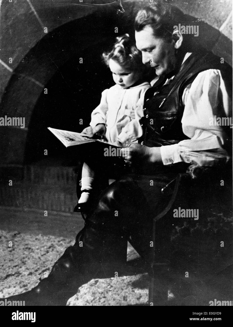 Gen 01, 1940 - Germania - File foto: circa trenta-1940s, esatta posizione sconosciuta. Leader nazista Hermann Goering con sua figlia Edda in una delle fotografie dalla collezione personale di Hitler destro del uomo che si è suicidato nella sua cella di Norimberga nel 1945. Foto Stock