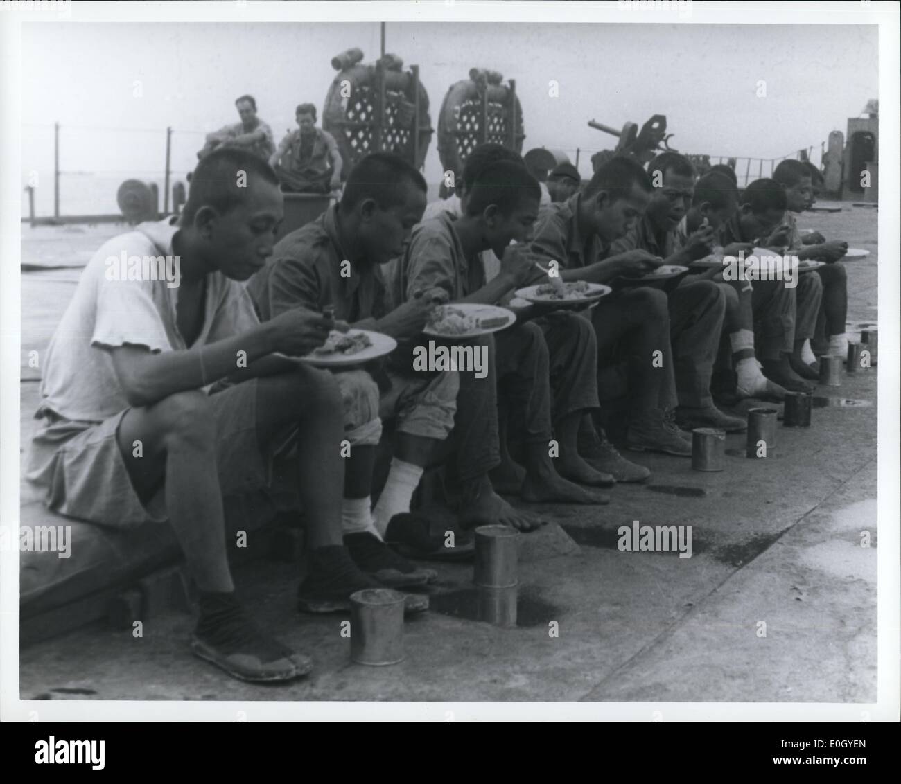 Jan 1, 1940 - prigionieri giapponese mangiare un pasto su una nave da guerra degli Stati Uniti durante la Seconda Guerra Mondiale nel Pacifico. (Data esatta sconosciuto) Foto Stock