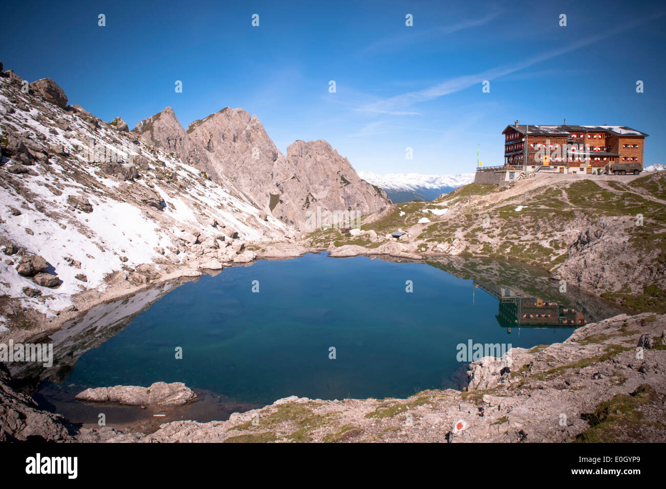Capanna con lago di montagna nelle Dolomiti di Lienz, Tirolo orientale, Tirolo, Austria Foto Stock