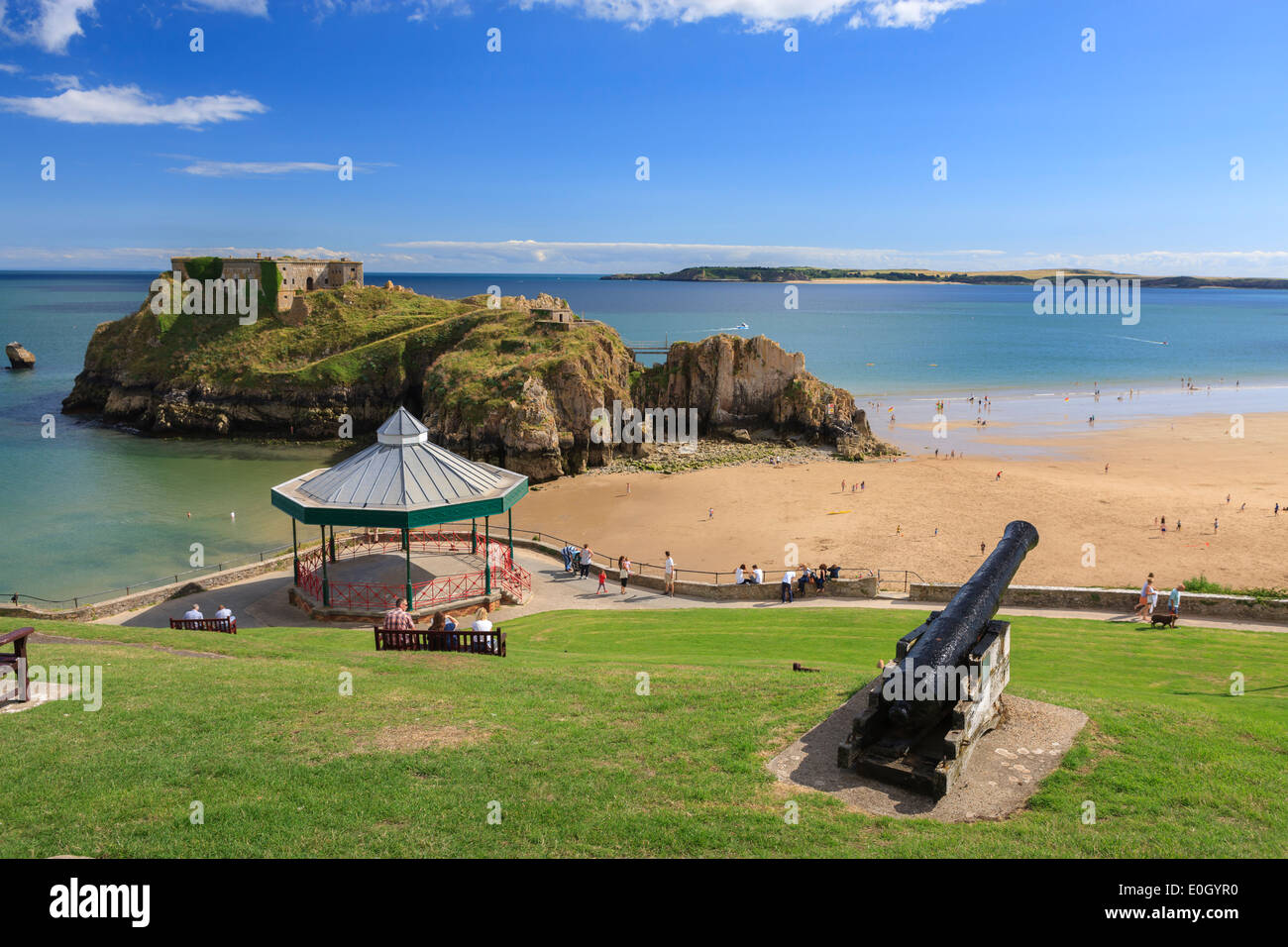 Bandstand e Santa Caterina's Island Castle Beach Tenby Pembrokeshire Wales Foto Stock