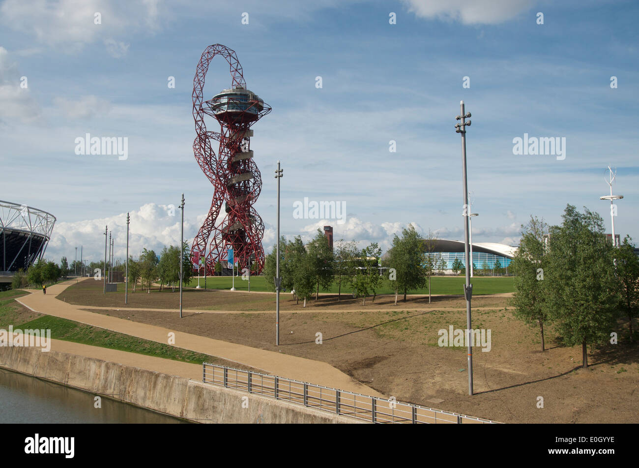 La ArcelorMittal orbita e il centro acquatico presso la Queen Elizabeth Olympic Park, Stratford, Londra, Inghilterra Foto Stock