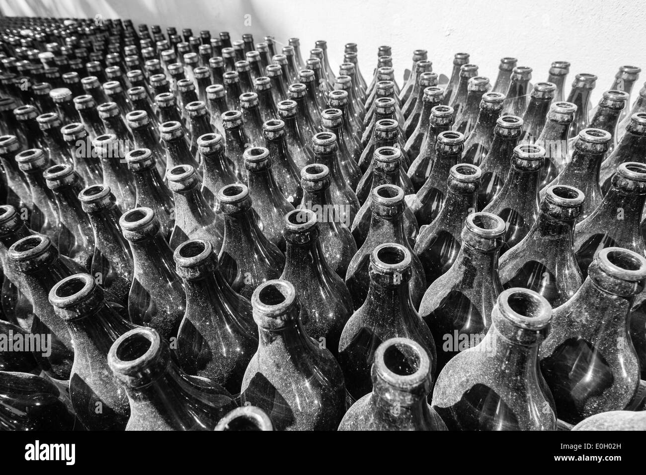 Vetro delle bottiglie di birra overhead closeup fuori la fabbrica di birra Foto Stock