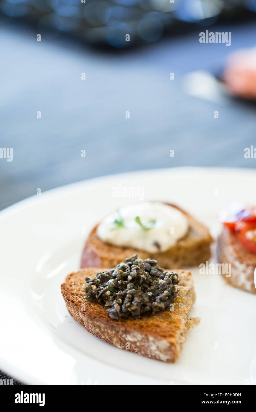 Primo piano della bruschetta antipasti con pasta saporita e mozzarella ingredienti sulla piastra bianca Foto Stock