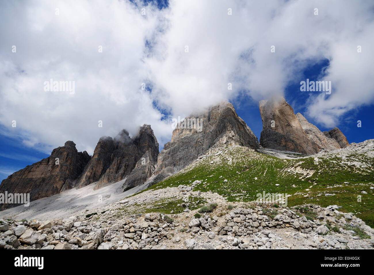 Dolomiti nei pressi di Lavaredo con cielo molto nuvoloso Foto Stock